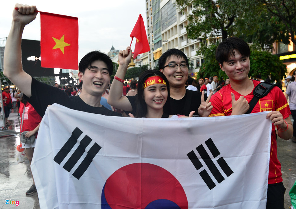 Hàng nghìn CĐV xuống đường đi bão cảm ơn Olympic Việt Nam Hàng nghìn CĐV xuống đường đi bão cảm ơn Olympic Việt Nam