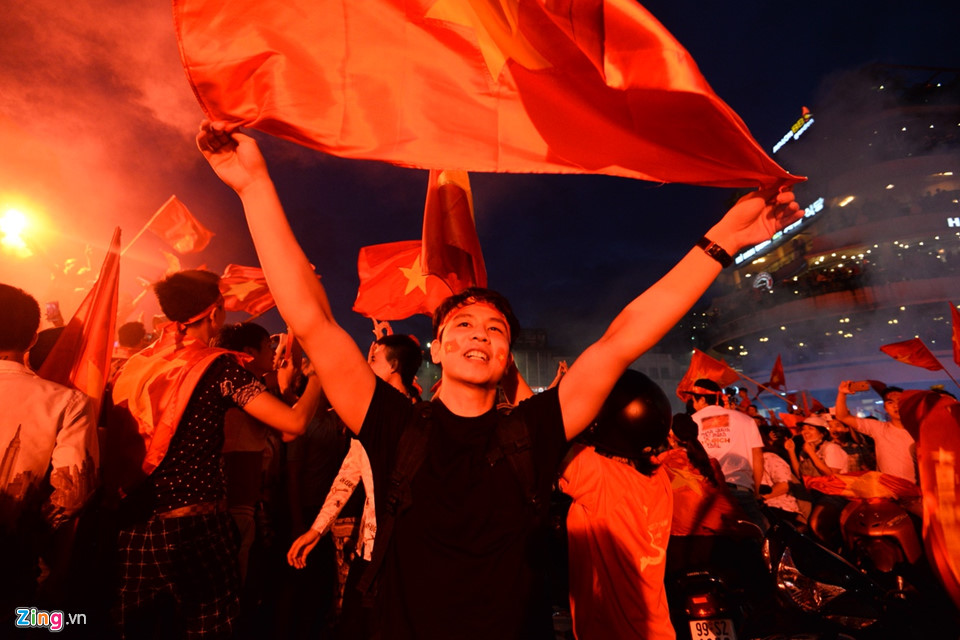 Hàng nghìn CĐV xuống đường đi bão cảm ơn Olympic Việt Nam Hàng nghìn CĐV xuống đường đi bão cảm ơn Olympic Việt Nam