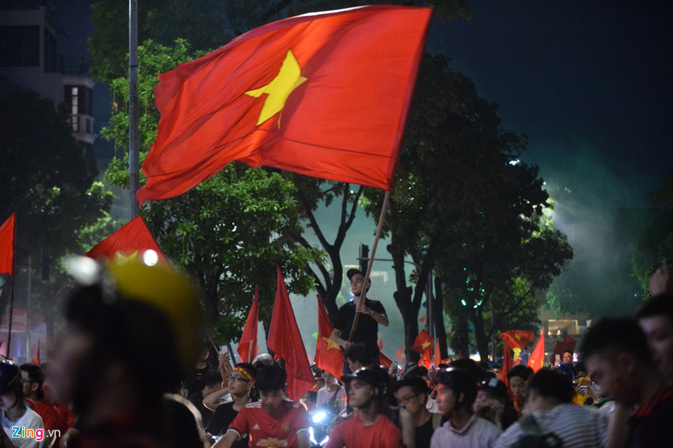 Hàng nghìn CĐV xuống đường đi bão cảm ơn Olympic Việt Nam Hàng nghìn CĐV xuống đường đi bão cảm ơn Olympic Việt Nam