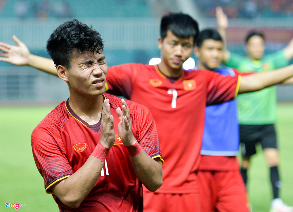 Minh Vương thẫn thờ, Bùi Tiến Dũng đổ gục sau thất bại