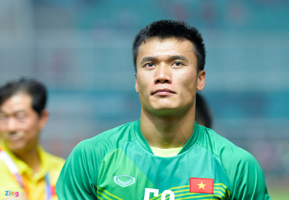 Minh Vương thẫn thờ, Bùi Tiến Dũng đổ gục sau thất bại