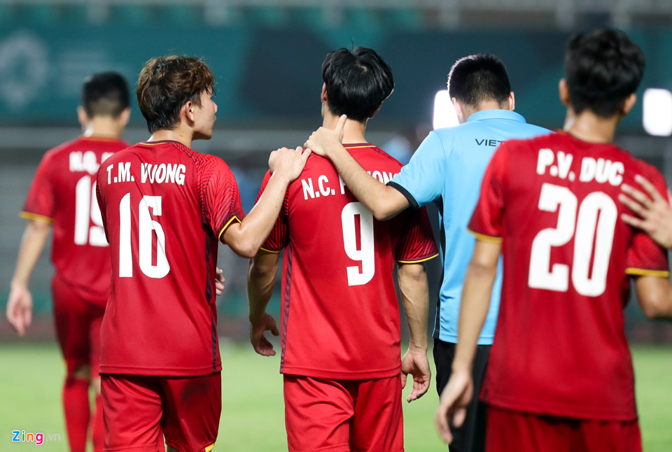 Minh Vương thẫn thờ, Bùi Tiến Dũng đổ gục sau thất bại