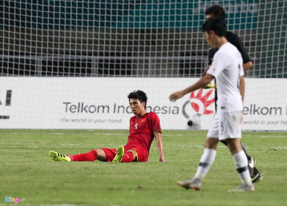 Minh Vương thẫn thờ, Bùi Tiến Dũng đổ gục sau thất bại