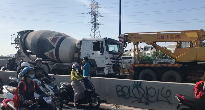 Xe bồn làm xiếc trên cầu Sài Gòn gây ùn tắc hàng cây số