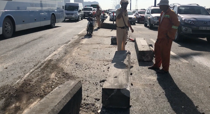 Xe bồn làm xiếc trên cầu Sài Gòn gây ùn tắc hàng cây số