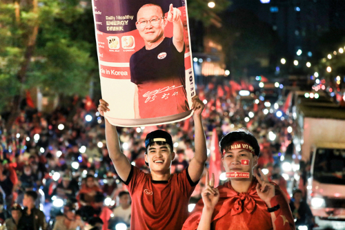 Dân công sở tìm cách xem trận Việt Nam - Hàn Quốc qua Internet