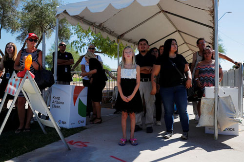 Vợ McCain hôn lên linh cữu của chồng