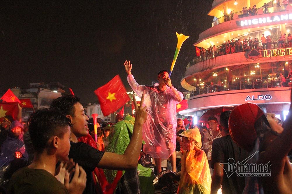 U23 Việt Nam thua U23 Hàn Quốc, đội mưa đi bão quên lối về