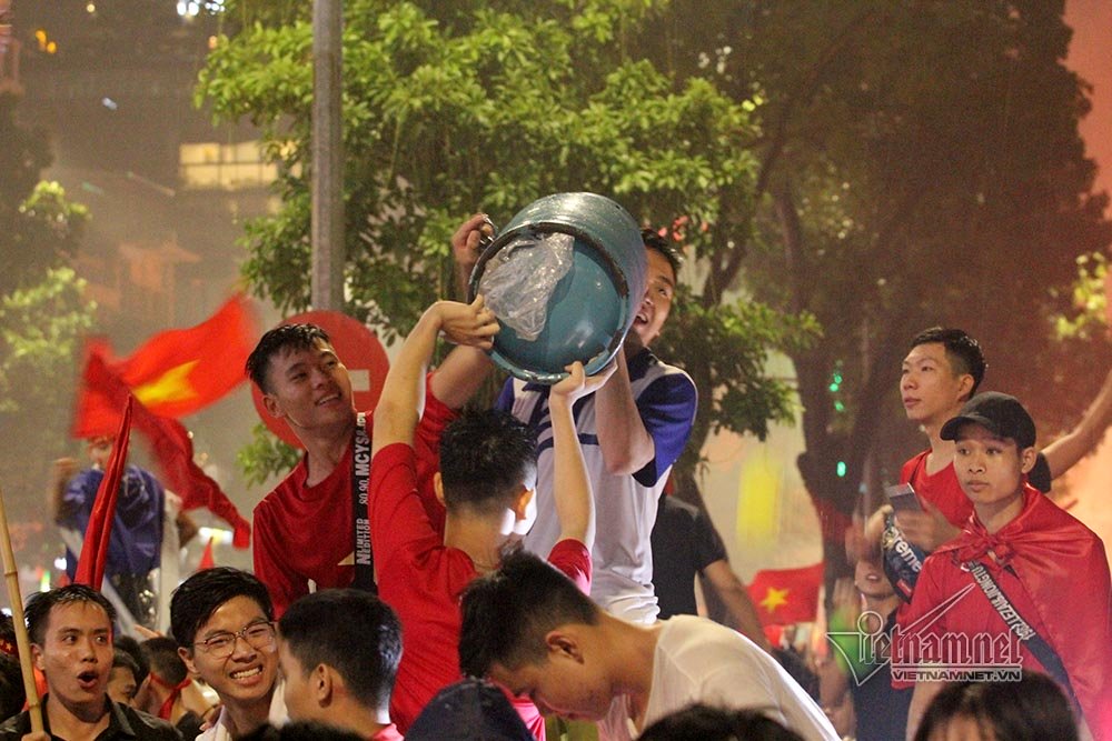 U23 Việt Nam thua U23 Hàn Quốc, đội mưa đi bão quên lối về