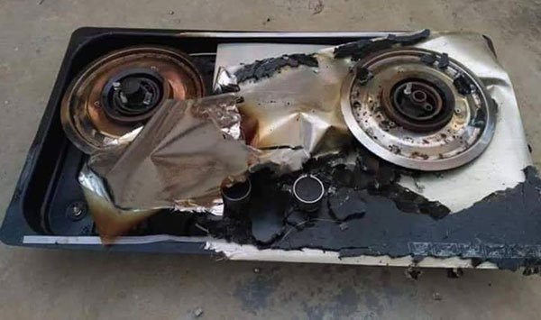 Cùng mẹ chơi dưới bếp, bé trai 2 tuổi bị bỏng nặng khi mặt bếp bất ngờ phát nổ, lời cảnh báo đáng sợ dành cho các phụ huynh Cùng mẹ chơi dưới bếp, bé trai 2 tuổi bị bỏng nặng khi mặt bếp bất ngờ phát nổ, lời cảnh báo đáng sợ dành cho các phụ huynh