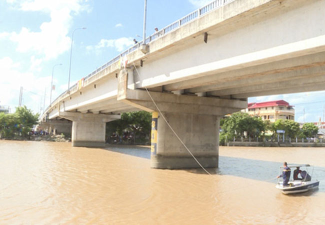 Buồn chuyện gia đình, thiếu nữ 15 tuổi nhảy cầu tự tử