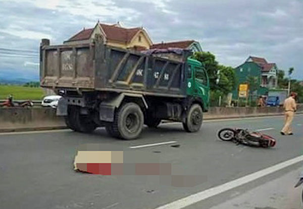 Tông vào đuôi xe tải đi lùi ra quốc lộ, một người tử vong