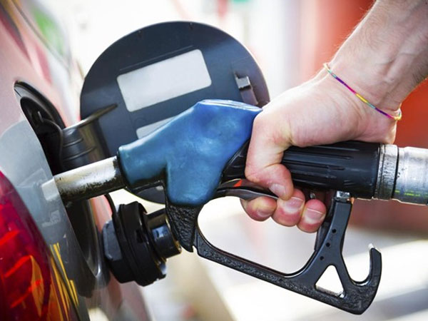 Sai lầm của tài xế khiến ô tô ngốn xăng bất thường