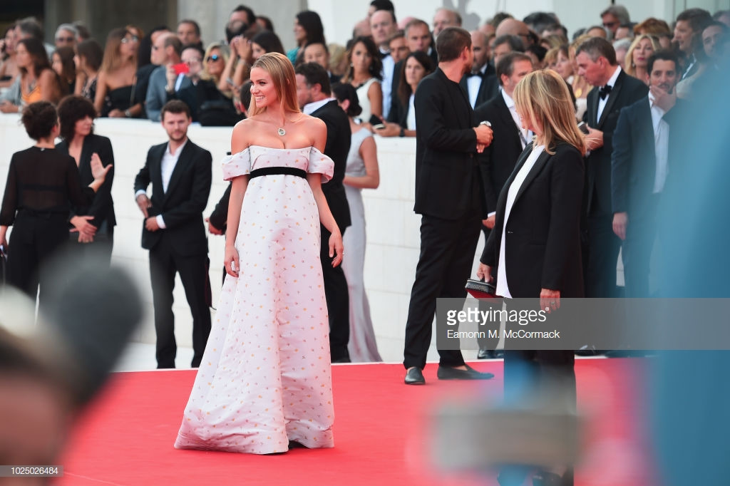 Dàn mỹ nhân khoe vòng 1 nóng bỏng trên thảm đỏ LHP Venice