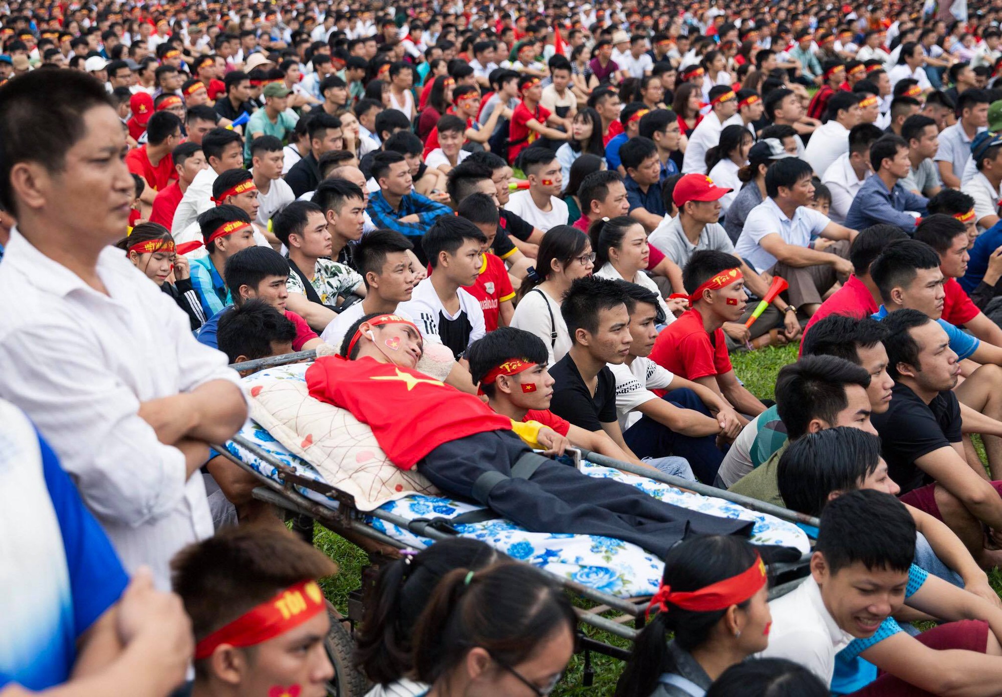 Người đàn ông khuyết tật nằm trên xe cáng cổ vũ Olympic Việt Nam: Hình ảnh xúc động nhất bên lề trận đấu ngày hôm qua