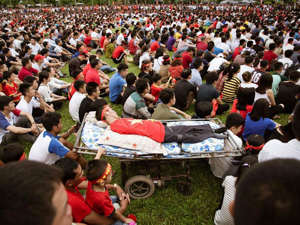 Người đàn ông khuyết tật nằm trên xe cáng cổ vũ Olympic Việt Nam: Hình ảnh xúc động nhất bên lề trận đấu ngày hôm qua