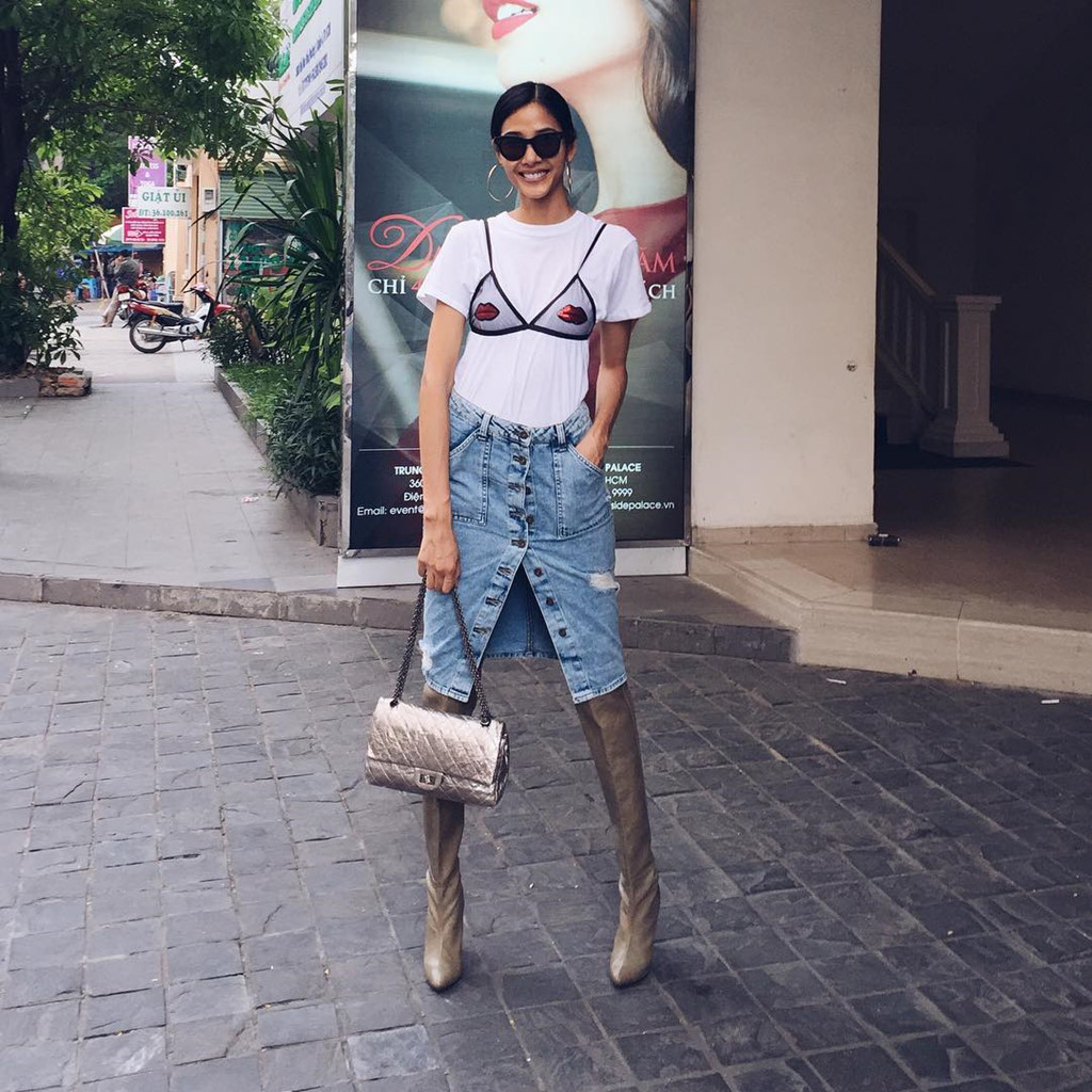 Hoàng Thùy luôn mang boots cao tới đùi giữa mùa hè