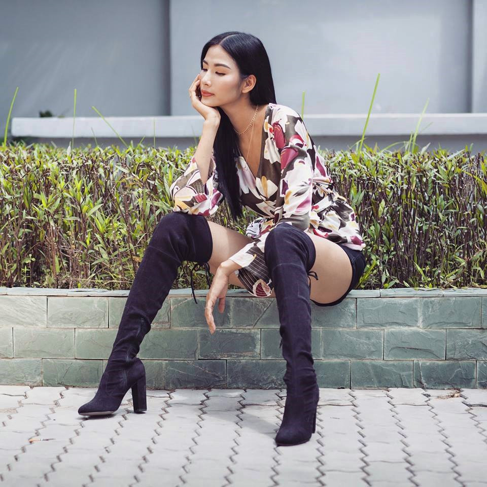 Hoàng Thùy luôn mang boots cao tới đùi giữa mùa hè