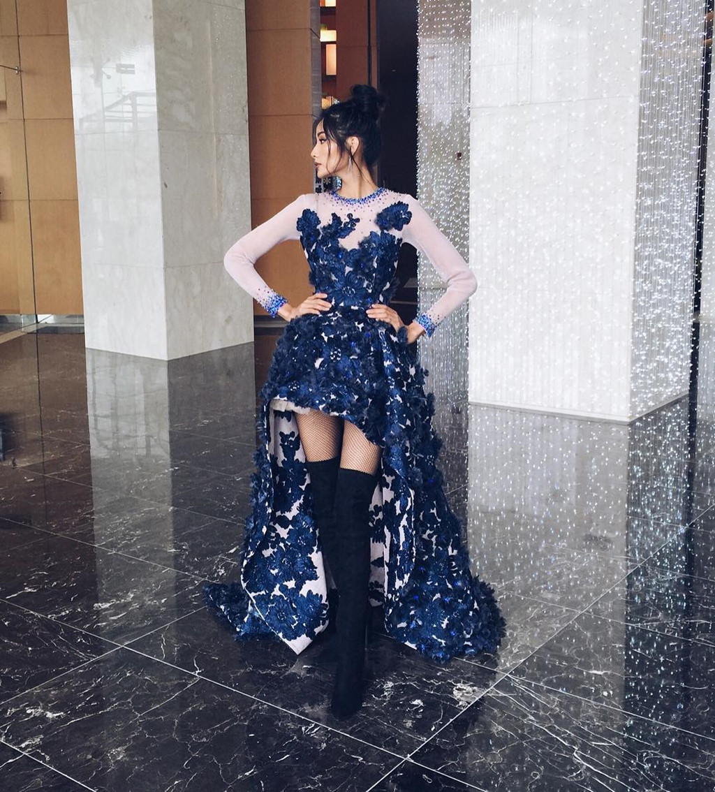 Hoàng Thùy luôn mang boots cao tới đùi giữa mùa hè