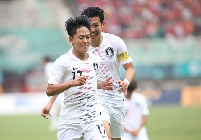 Tottenham chúc mừng Son Heung-min sau trận thắng Việt Nam