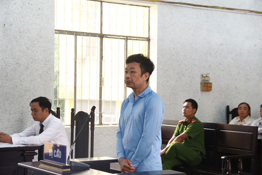 Lừa 24 tỉ đồng để tiêu xài và... biếu sếp!