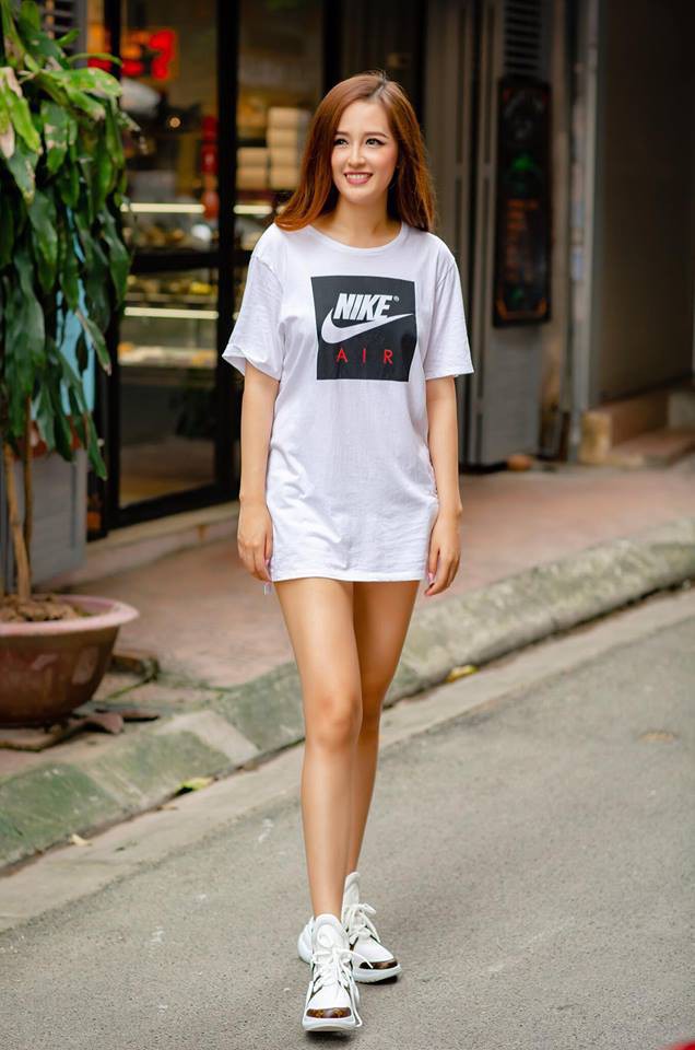 Từ váy 2 dây cho đến áo sơmi, Mai Phương Thúy lại khiến người hâm mộ bấn loạn khi thả rông vòng 1