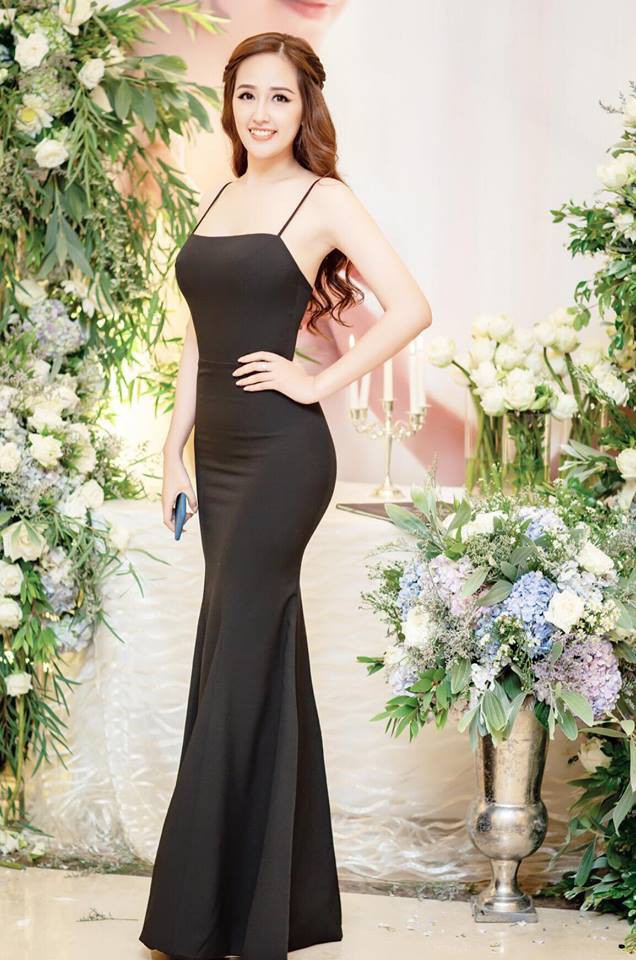 Từ váy 2 dây cho đến áo sơmi, Mai Phương Thúy lại khiến người hâm mộ bấn loạn khi thả rông vòng 1
