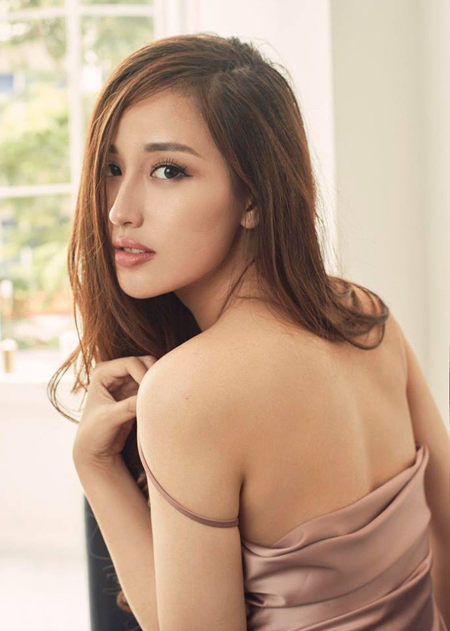 Từ váy 2 dây cho đến áo sơmi, Mai Phương Thúy lại khiến người hâm mộ bấn loạn khi thả rông vòng 1