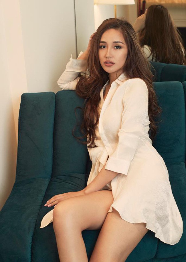 Từ váy 2 dây cho đến áo sơmi, Mai Phương Thúy lại khiến người hâm mộ bấn loạn khi thả rông vòng 1