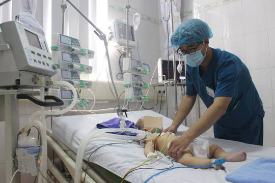 Bé trai 6 tháng tuổi nguy kịch sau khi được chữa mở khoá đầu