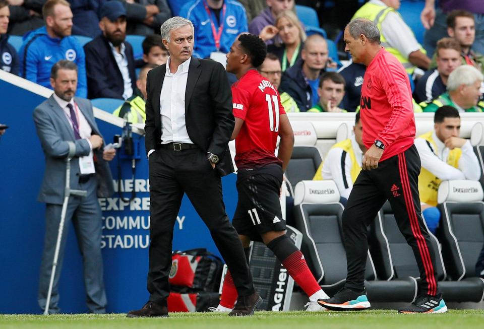 Tin Mourinho bay ghế, Martial ký tiếp 5 năm với MU