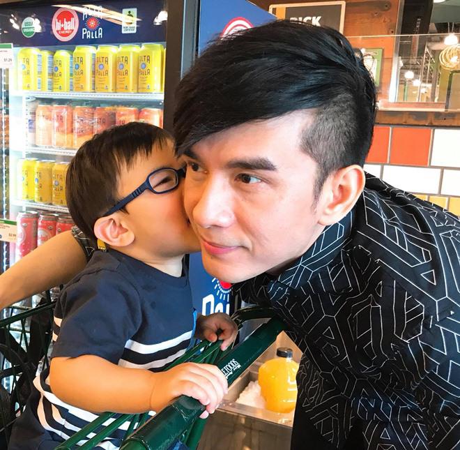 Vợ Đan Trường chứng minh tình phụ tử kỳ diệu của chồng và con trai dù ít được gặp nhau Vợ Đan Trường chứng minh tình phụ tử kỳ diệu của chồng và con trai dù ít được gặp nhau