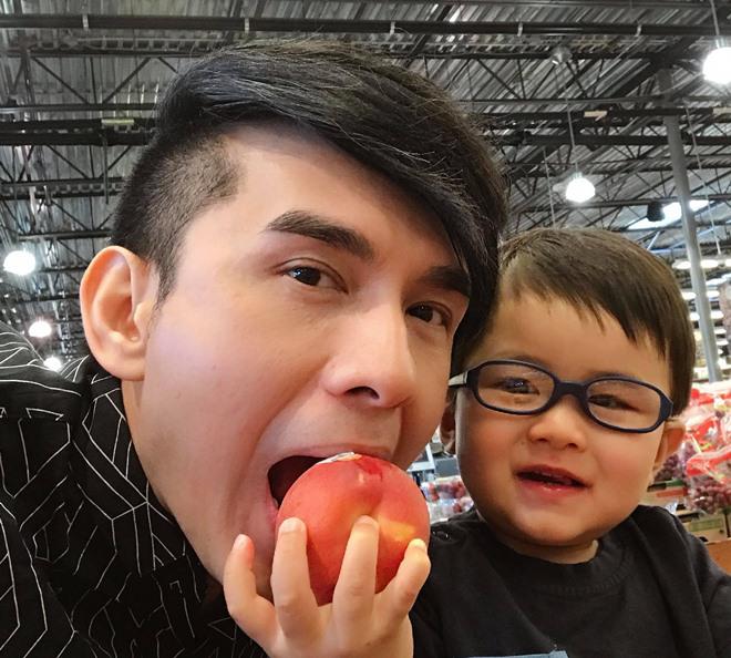 Vợ Đan Trường chứng minh tình phụ tử kỳ diệu của chồng và con trai dù ít được gặp nhau Vợ Đan Trường chứng minh tình phụ tử kỳ diệu của chồng và con trai dù ít được gặp nhau