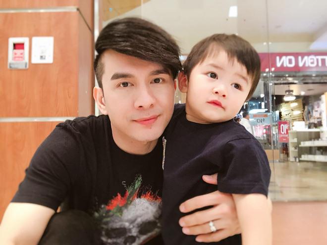 Vợ Đan Trường chứng minh tình phụ tử kỳ diệu của chồng và con trai dù ít được gặp nhau Vợ Đan Trường chứng minh tình phụ tử kỳ diệu của chồng và con trai dù ít được gặp nhau