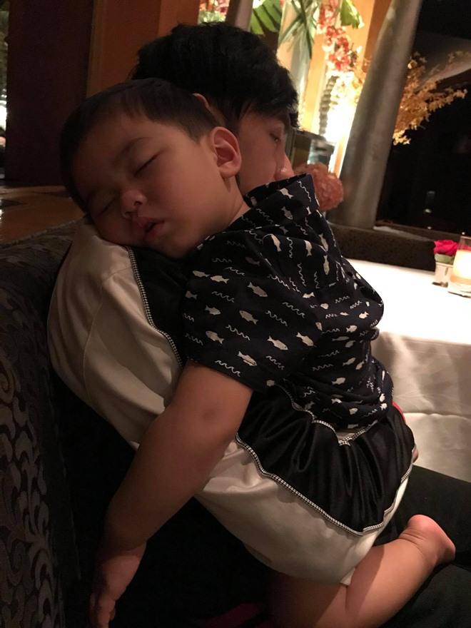 Vợ Đan Trường chứng minh tình phụ tử kỳ diệu của chồng và con trai dù ít được gặp nhau Vợ Đan Trường chứng minh tình phụ tử kỳ diệu của chồng và con trai dù ít được gặp nhau