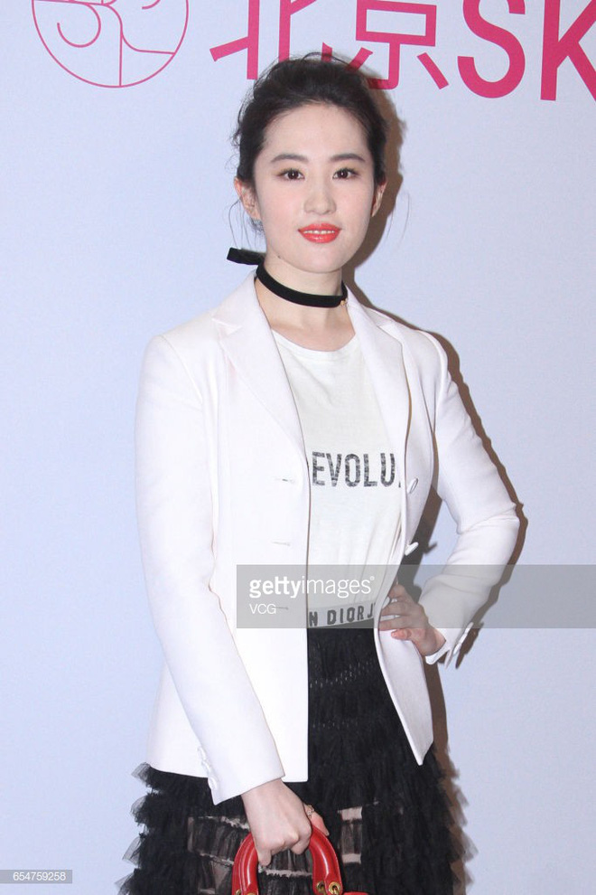 Ngược đời nhan sắc mỹ nhân Hàn - Trung: Ảnh chính thức bị dìm như thảm họa, hình chụp vội thì đẹp đỉnh cao