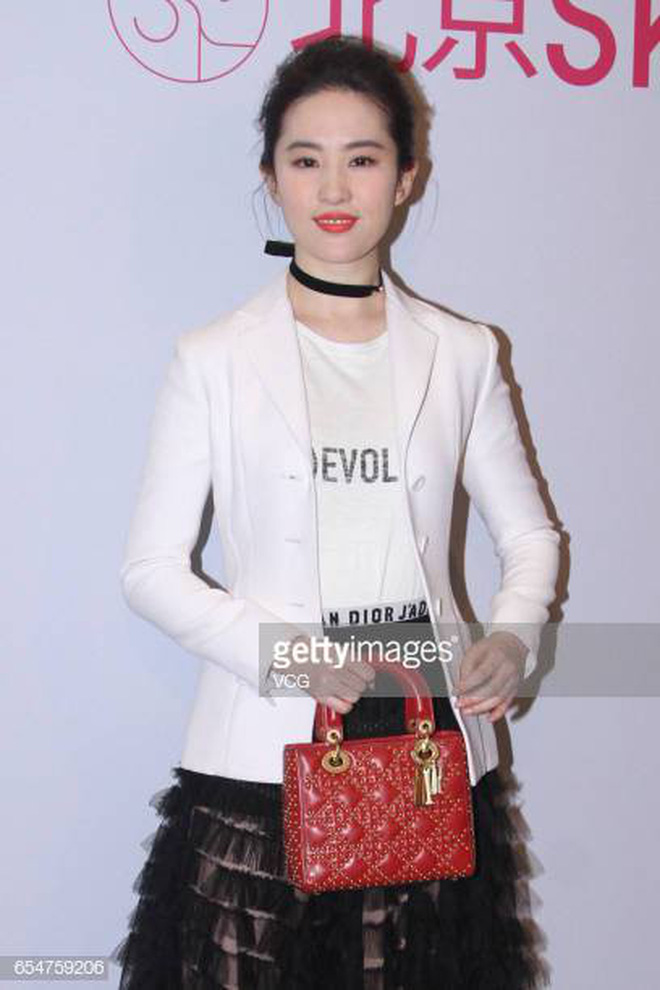 Ngược đời nhan sắc mỹ nhân Hàn - Trung: Ảnh chính thức bị dìm như thảm họa, hình chụp vội thì đẹp đỉnh cao