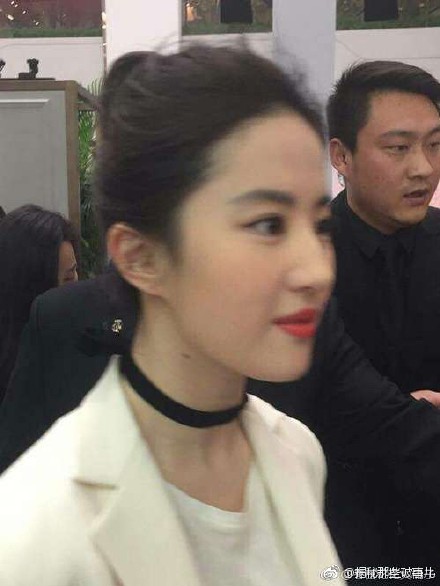 Ngược đời nhan sắc mỹ nhân Hàn - Trung: Ảnh chính thức bị dìm như thảm họa, hình chụp vội thì đẹp đỉnh cao