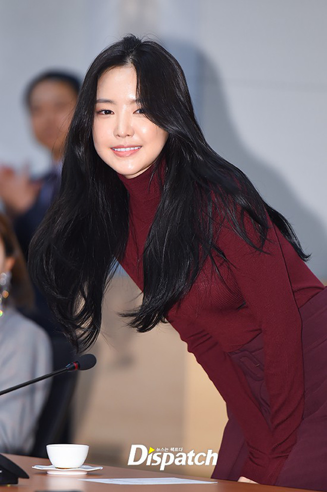 Ngược đời nhan sắc mỹ nhân Hàn - Trung: Ảnh chính thức bị dìm như thảm họa, hình chụp vội thì đẹp đỉnh cao