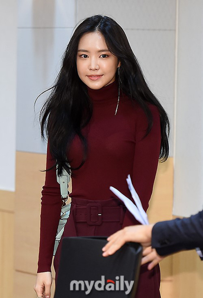 Ngược đời nhan sắc mỹ nhân Hàn - Trung: Ảnh chính thức bị dìm như thảm họa, hình chụp vội thì đẹp đỉnh cao