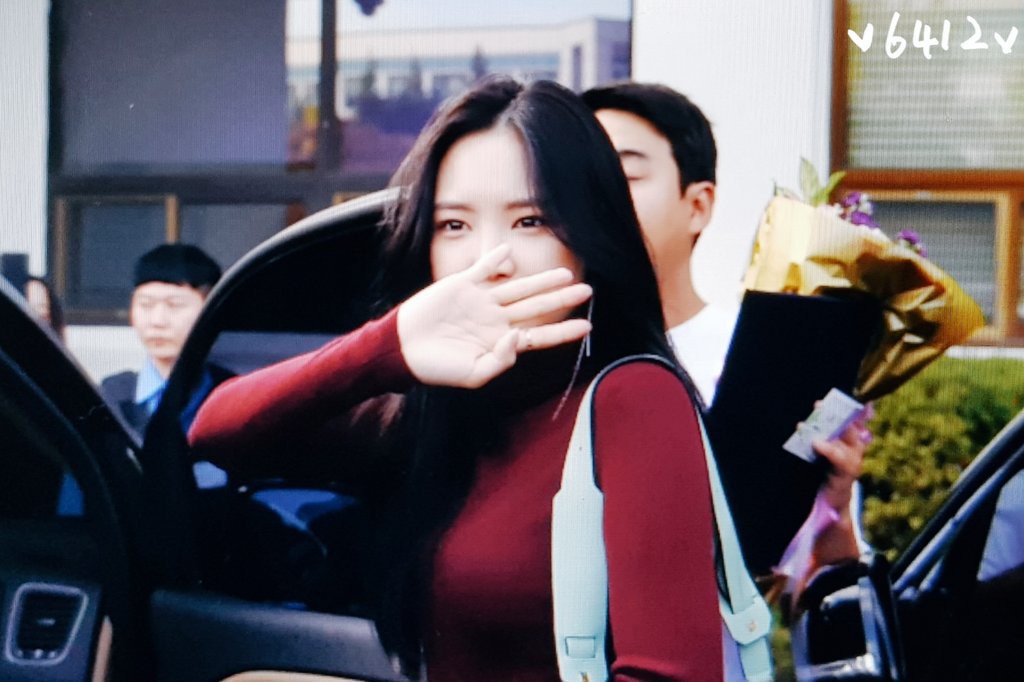 Ngược đời nhan sắc mỹ nhân Hàn - Trung: Ảnh chính thức bị dìm như thảm họa, hình chụp vội thì đẹp đỉnh cao