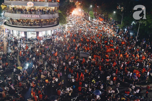 Việt Nam thua trận chắc không buồn bằng nỗi cô đơn, thanh niên cơ hội tranh thủ giơ biển tuyển người yêu giữa tâm bão