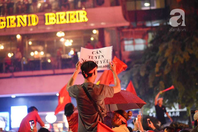 Việt Nam thua trận chắc không buồn bằng nỗi cô đơn, thanh niên cơ hội tranh thủ giơ biển tuyển người yêu giữa tâm bão