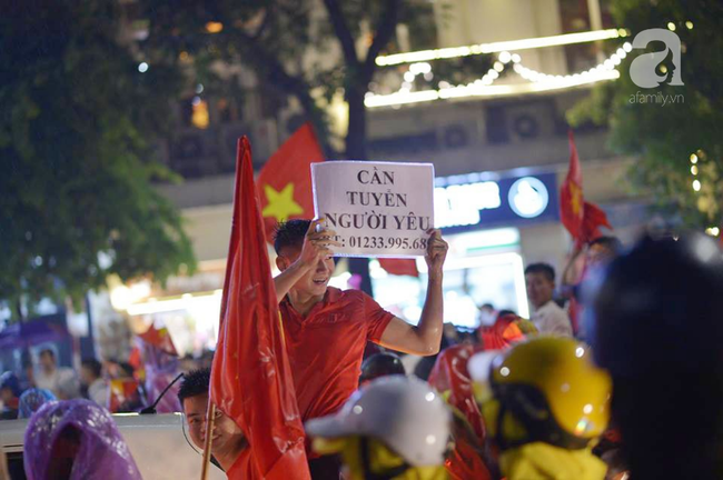 Việt Nam thua trận chắc không buồn bằng nỗi cô đơn, thanh niên cơ hội tranh thủ giơ biển tuyển người yêu giữa tâm bão