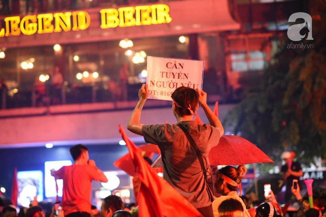 Việt Nam thua trận chắc không buồn bằng nỗi cô đơn, thanh niên cơ hội tranh thủ giơ biển tuyển người yêu giữa tâm bão