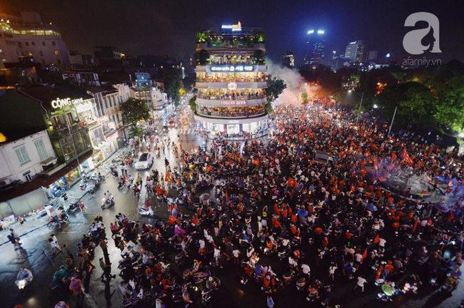 Việt Nam thua trận chắc không buồn bằng nỗi cô đơn, thanh niên cơ hội tranh thủ giơ biển tuyển người yêu giữa tâm bão