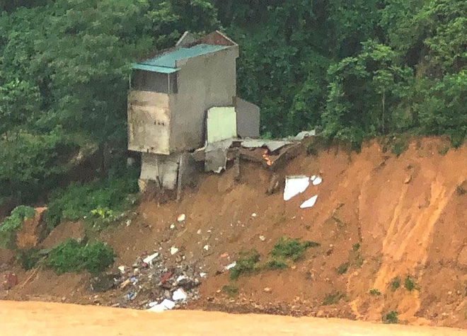 Nhà hai tầng bất ngờ rơi xuống sông Lò