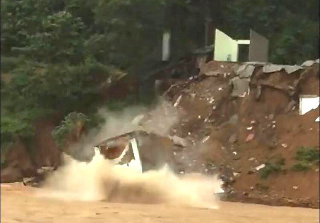 Nhà hai tầng bất ngờ rơi xuống sông Lò