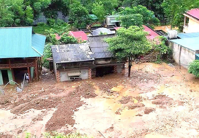 Nhà hai tầng bất ngờ rơi xuống sông Lò