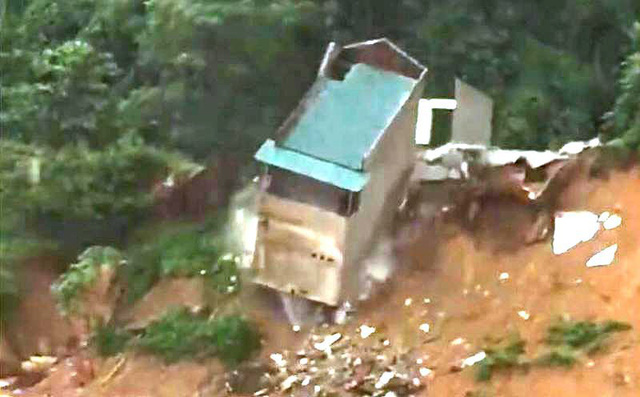 Nhà hai tầng bất ngờ rơi xuống sông Lò